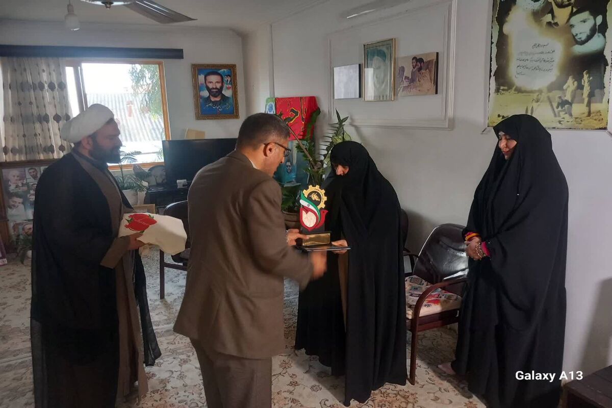دیدار مدیرعامل و مسئولان کارخانه نساجی مازندران با خانواده سردار شهید حاج حسین بصیر 