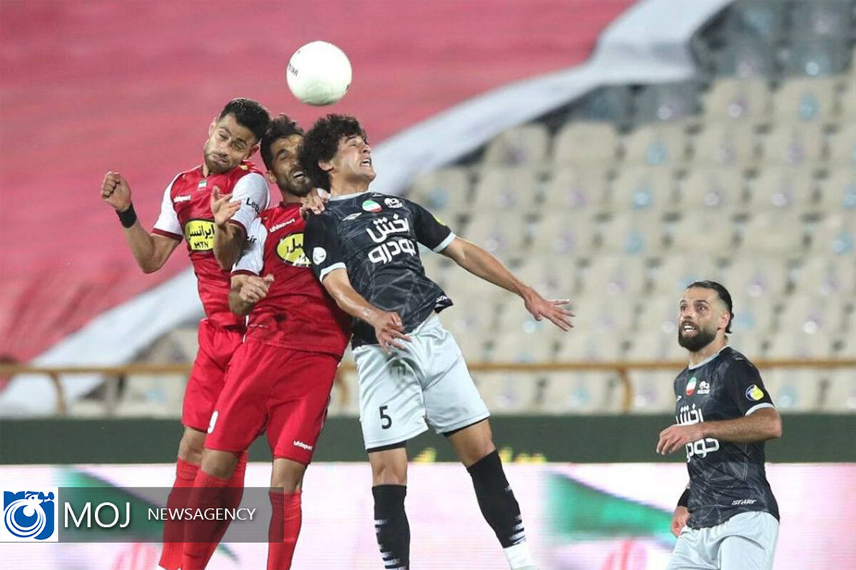 دیدار تیم‌ های فوتبال پرسپولیس و تراکتور 