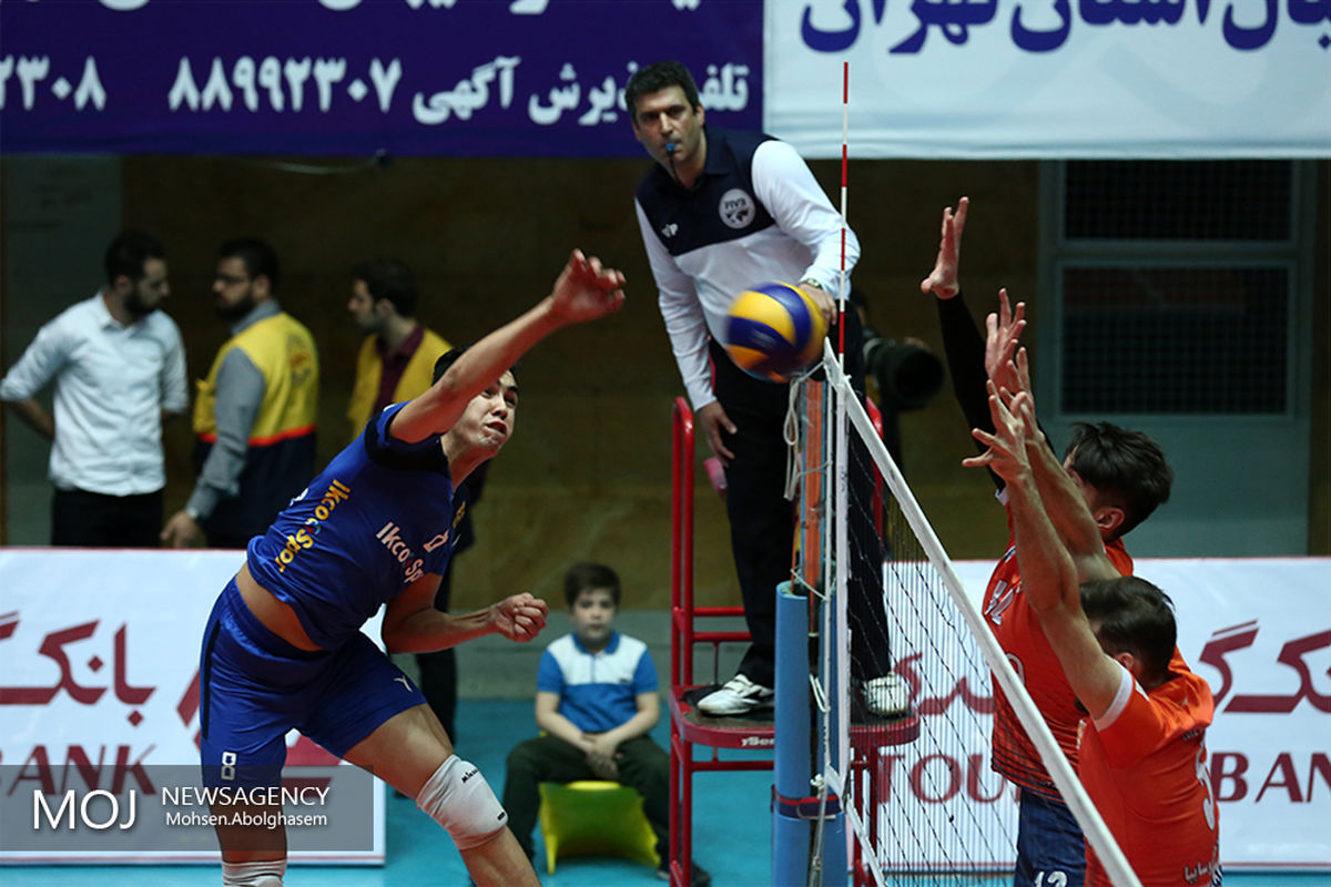 دیدار سوم تیم های والیبال سایپا و پیکان