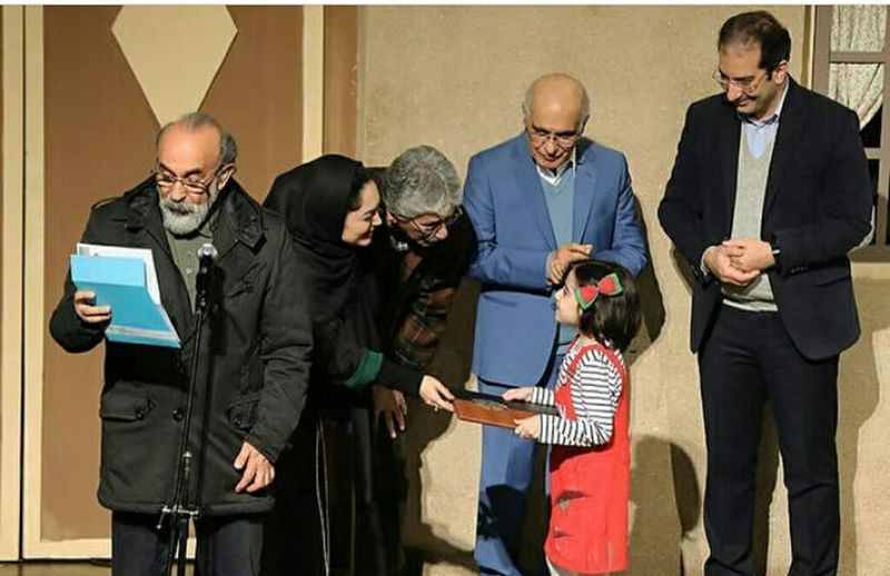 دیپلم افتخار در دستان قصهگوی گیلانی