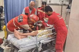 نجات پسر جوان گرفتار در جک خودرو با عملیات دقیق آتش‌نشانان بندرعباس