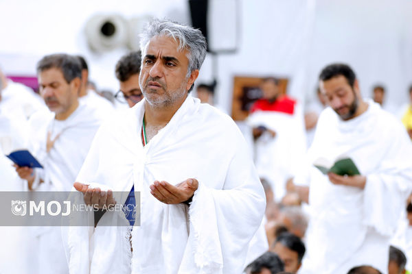 کاروان زائران ایرانی در سرزمین عرفات یک‌صدا نجوای عاشقانه حضرت اباعبدالله (ع) را زمزمه کردند