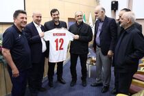 پیراهن شماره ۱۲ تیم‌ ملی به رییس جمهور اهدا شد