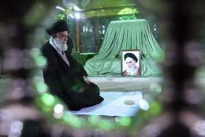رهبر معظم انقلاب در مرقد امام خمینی(ره) و گلزار شهدا حضور یافتند