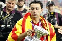 ژاوی جام را به قهرمان جام ملت‌های اروپا تحویل می‌دهد