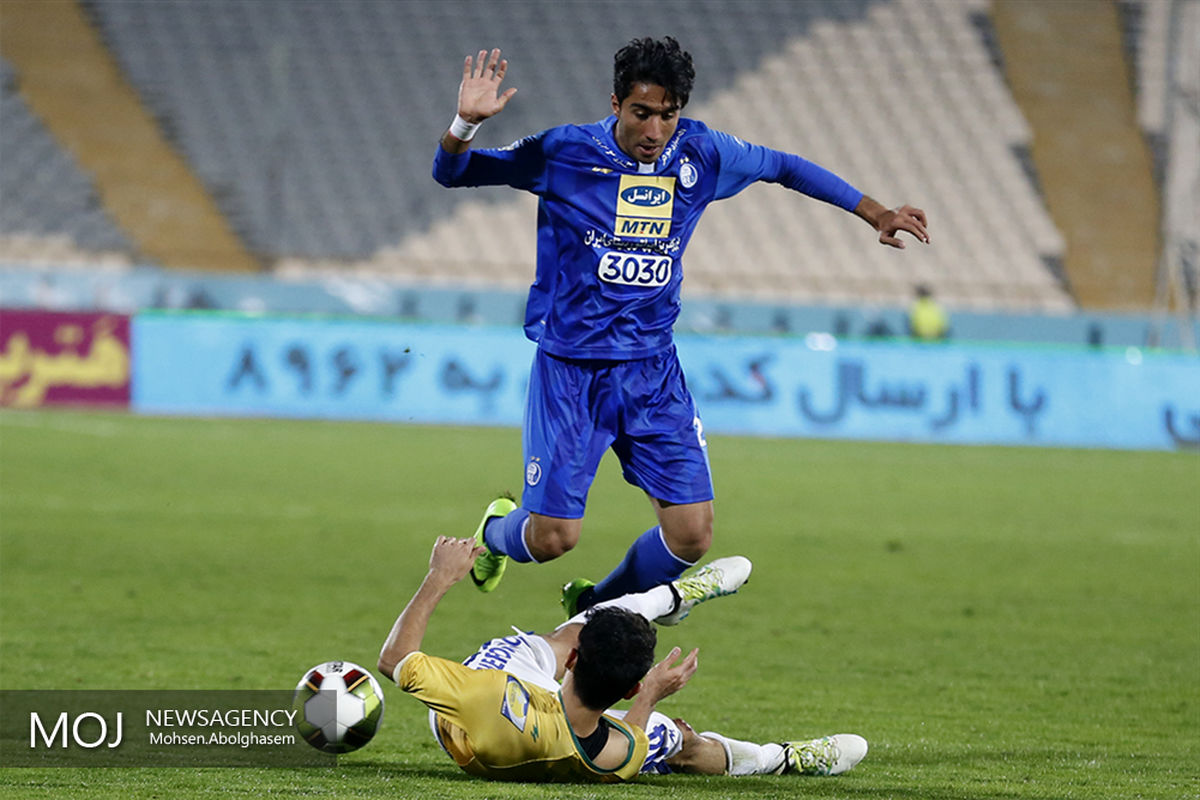 دیدار تیم های فوتبال استقلال تهران و صنعت نفت آبادان