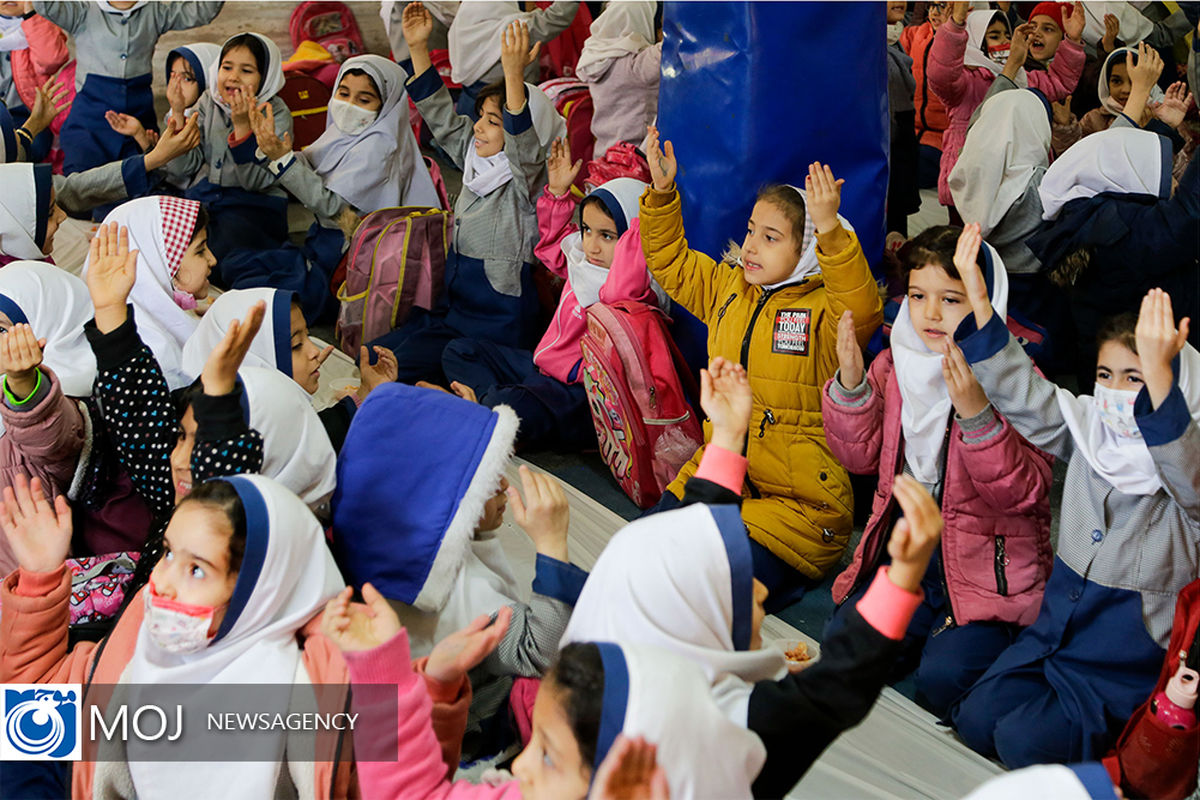 توزیع غذای گرم بین دانش آموزان مناطق کم برخوردار مشهد