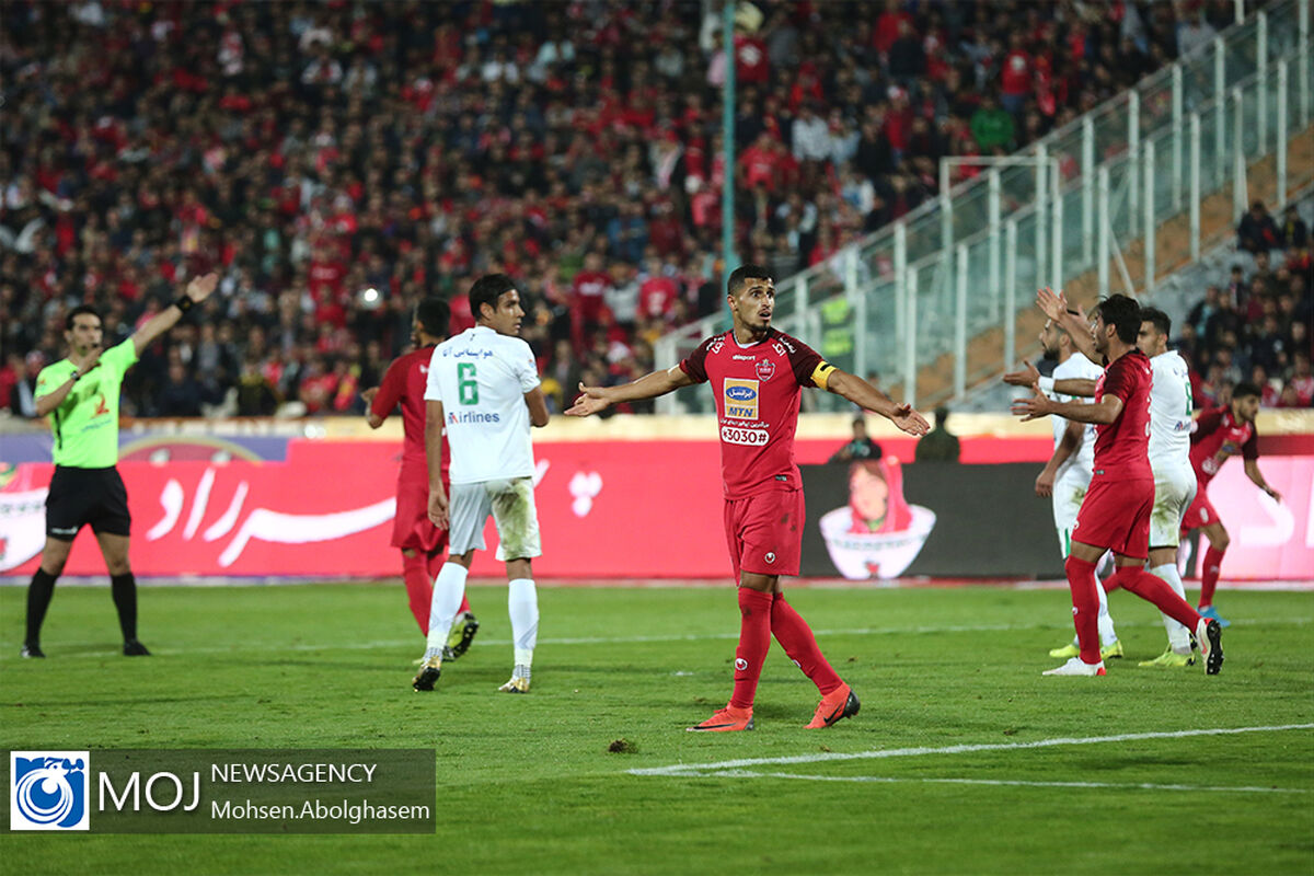 دیدار تیم های فوتبال پرسپولیس و ماشین سازی