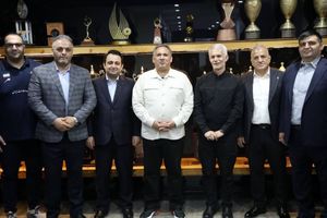 رئیس کمیسیون اقتصادی مجلس و مدیرعامل بانک صادرات ایران در اردوی ملی‌پوشان وزنه‌برداری/ اهدای نشان ویژه فدراسیون وزنه‌برداری به محسن سیفی به پاس حمایت از قهرمانان کشور
