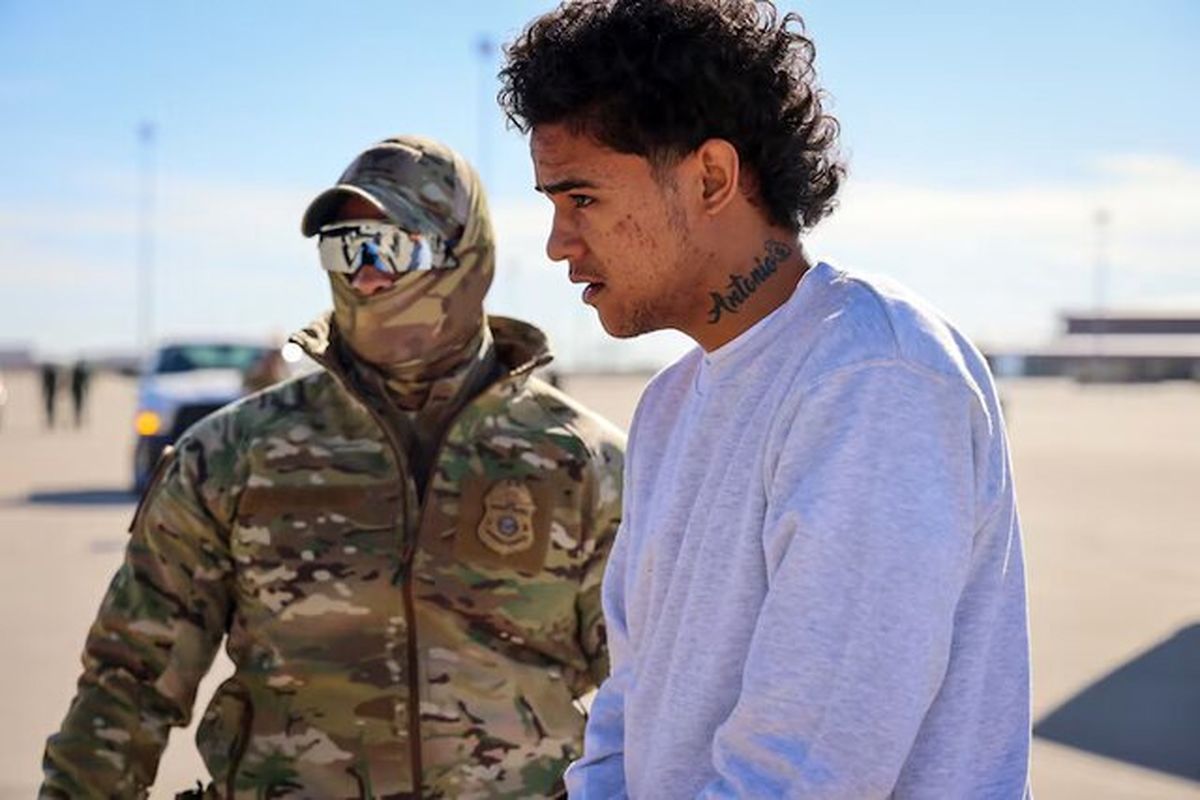 ترامپ اولین گروه از مهاجران غیرقانونی را به زندان گوانتانامو منتقل کرد