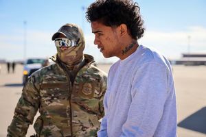 ترامپ اولین گروه از مهاجران غیرقانونی را به زندان گوانتانامو منتقل کرد