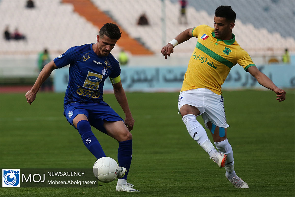 دیدار تیم های فوتبال استقلال و صنعت نفت