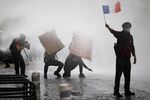 فرانسه با دانش‌آموزان معترض مانند دشمنان داخلی رفتار می‌کند