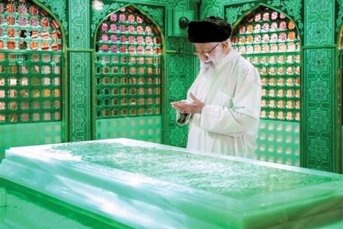 لحظاتی تاریخی از آخرین زیارت امام رضا (ع) توسط رهبر شهید + فیلم