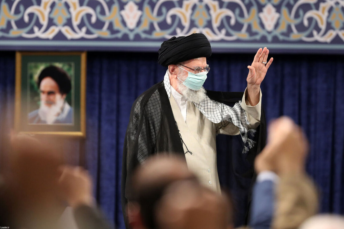 دیدار رهبر با مردم اصفهان