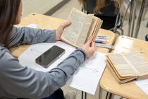 دانش‌آموزان فرانسوی باید تلفن همراه خود را تحویل دهند 