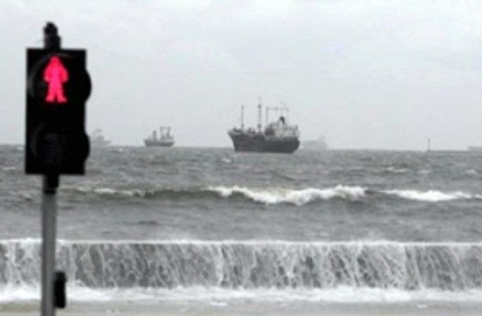 باد، بنادر مسافری بندرعباس، قشم و هرمز را تعطیل کرد