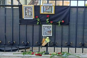 دیوار کنسولگری ایران در اتریش گلباران شد