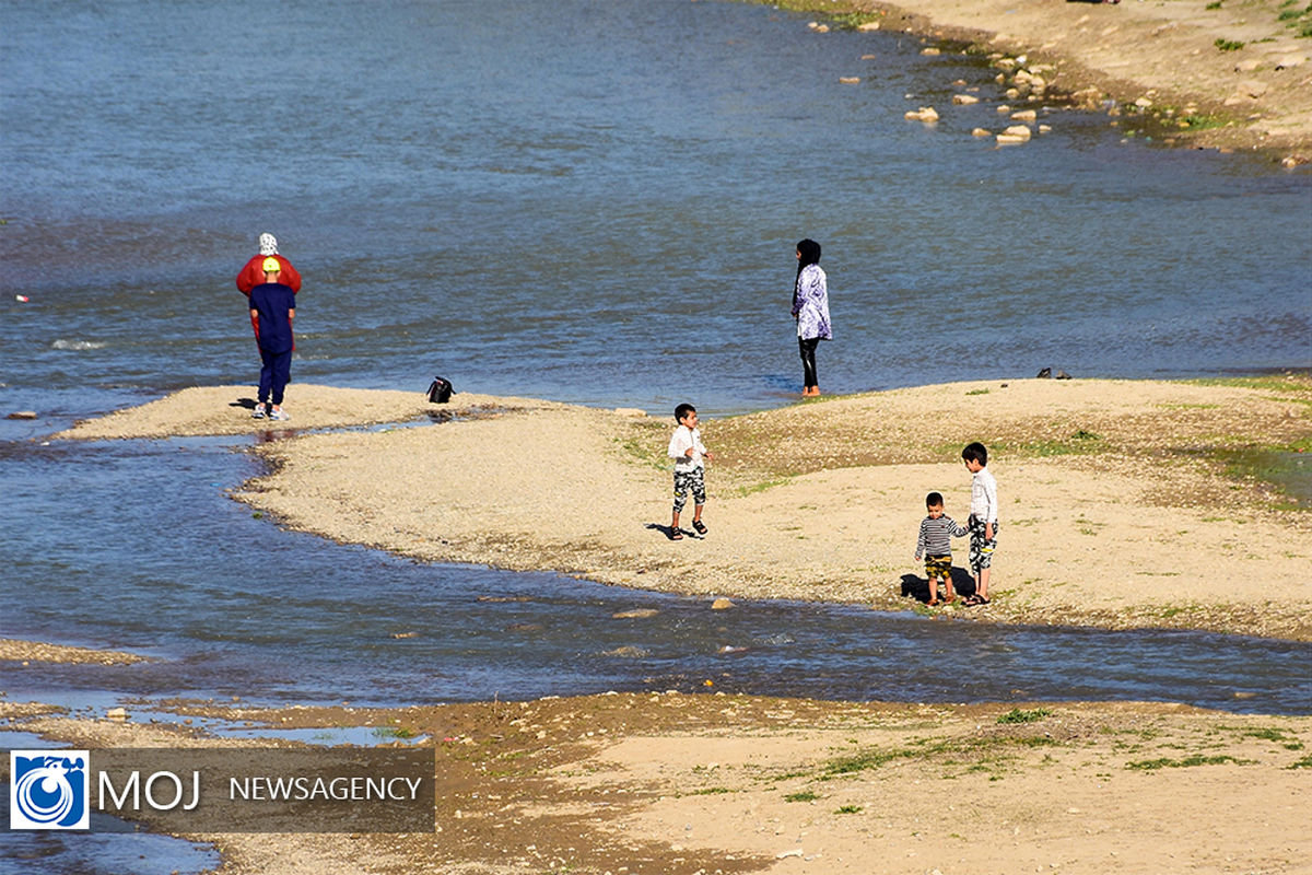 مسافران نوروزی در کنار زاینده رود 