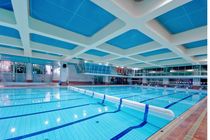 استفاده از لنز در استخرهای شنا مضر است