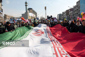 تعرض به رهبر انقلاب را  هرگز بر نمی‌تابیم