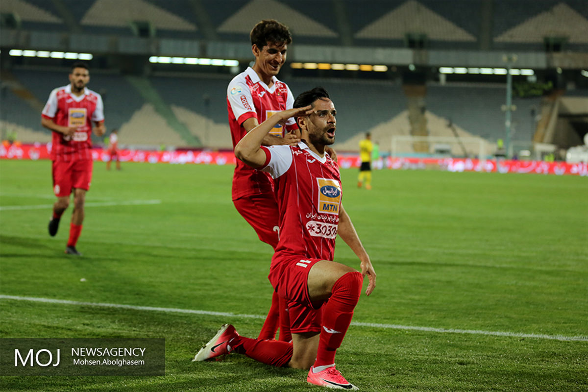 دیدار تیم های فوتبال پرسپولیس و پارس جنوبی جم