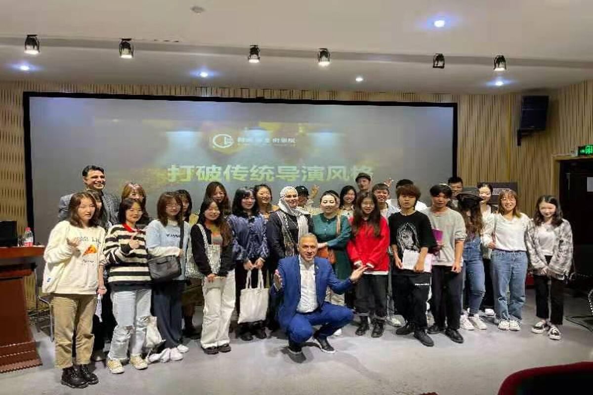 نرگس آبیار در دانشگاه چین