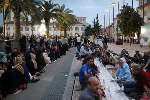 هزار بسته غذای افطاری ساده در پیاده راه فرهنگی رشت توزیع شد