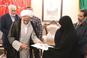 اهداء هدیه مقام معظم رهبری به خانواده شهید سردار زاهدی 