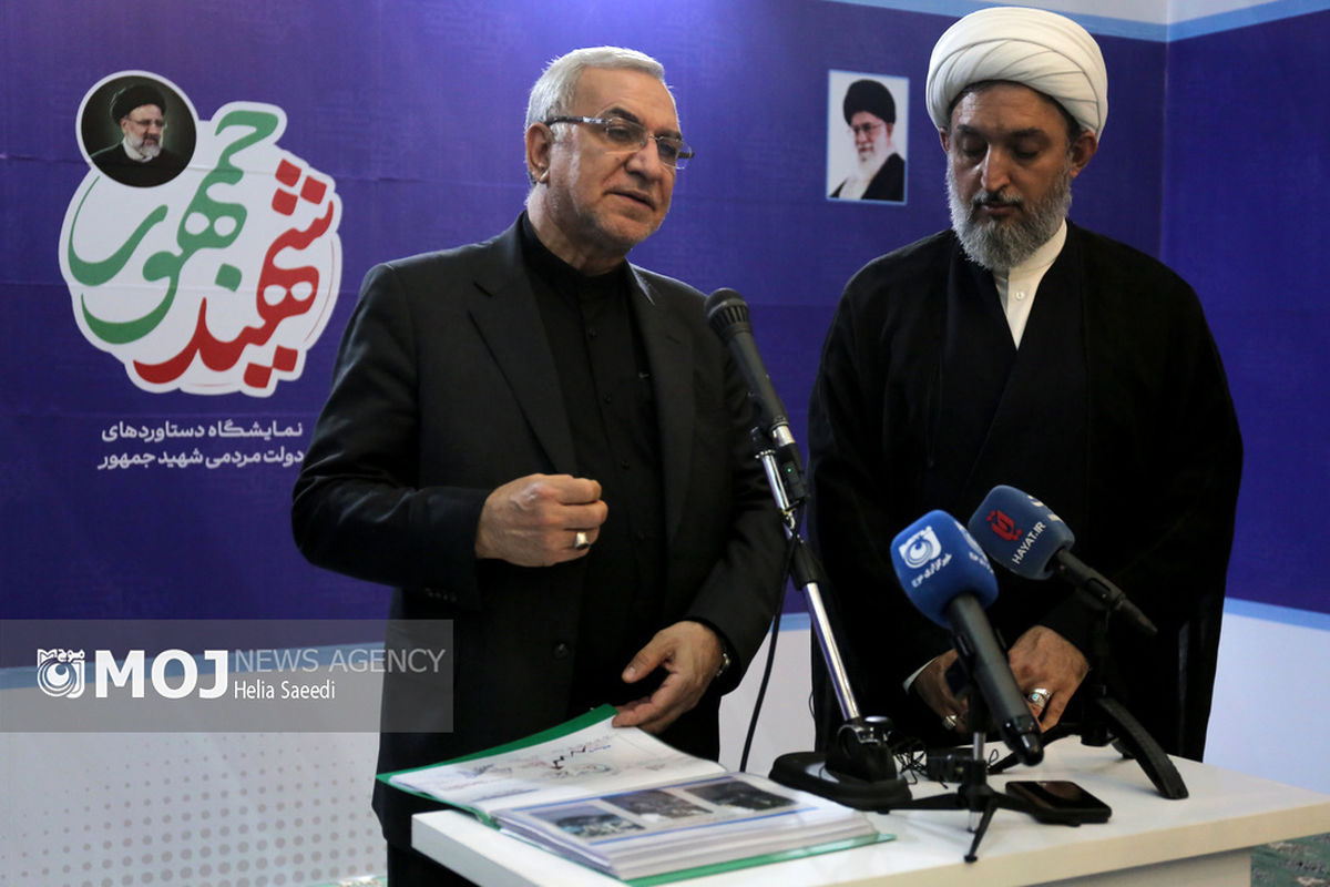 بازدید وزیر بهداشت از نمایشگاه رویداد ملی شهید جمهور