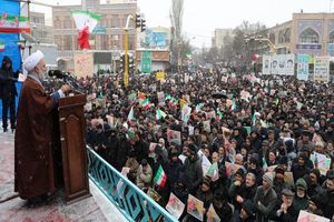  شعار نه شرقی، نه غربی همان عصاره کلمه لا اله الله است