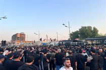عراقی‌های خشمگین مقابل کنسولگری کویت در بصره تجمع کردند