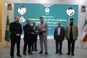 اهدای مدال طلای جهانی بازیکن تیم ملی کبدی مردان ایران به حرم رضوی
