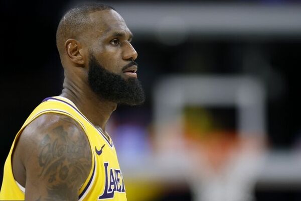ستاره ۴۰ساله لیکرز پیش‌فصل NBA را کنار گذاشت