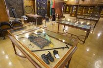 برپایی ویترین آثار به جا مانده از حمله تروریستی به حرم مطهر حضرت احمدبن موسی(ع) در موزه آستان مقدس
