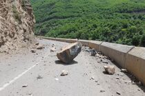 سقوط سنگ بر روی خودروهای عبوری در جاده چالوس