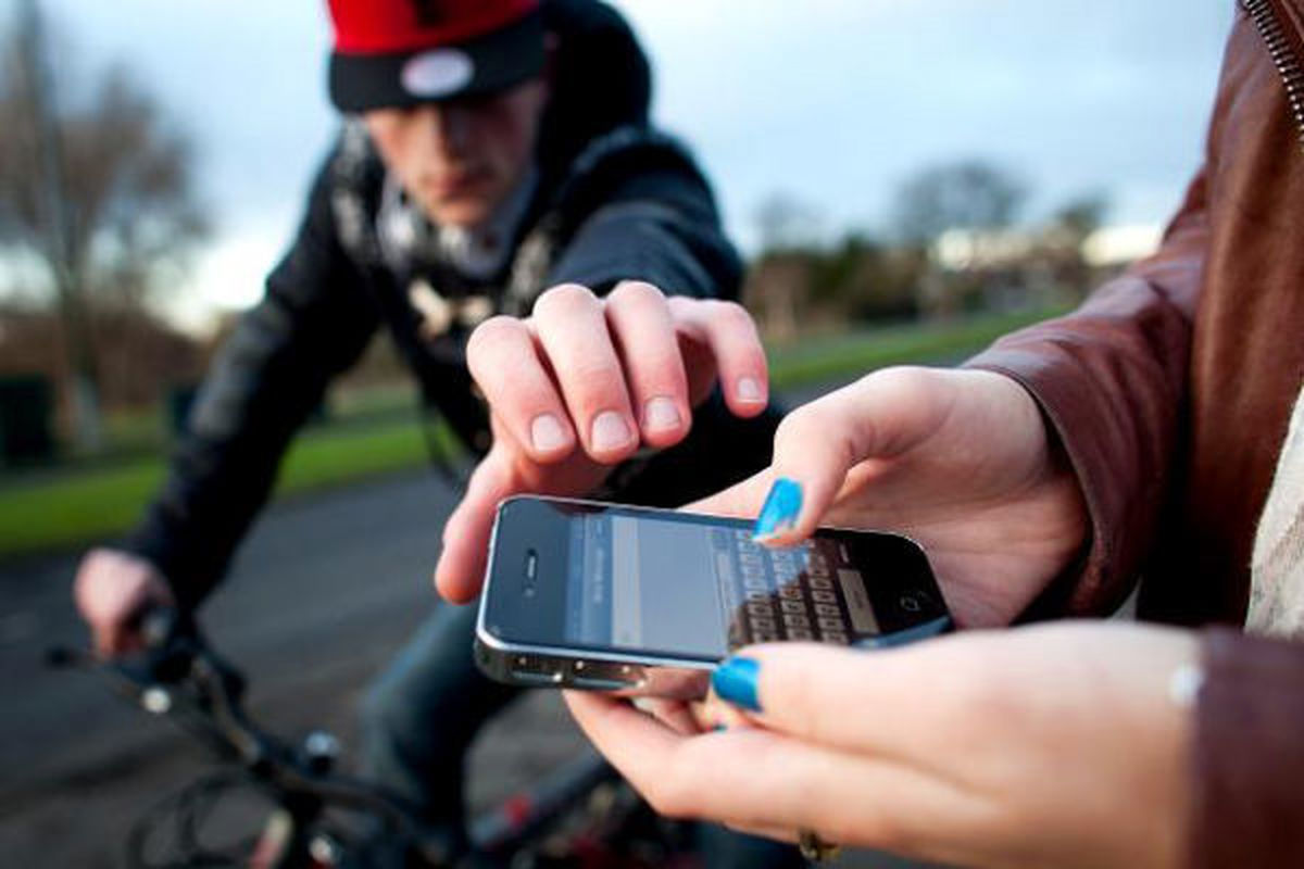 قاپیدن گوشی موبایل