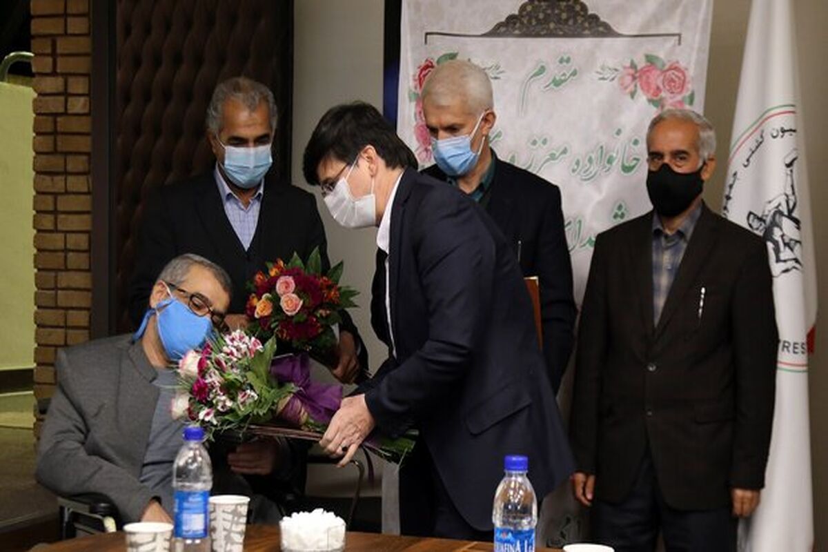 تجلیل از خانواده شهدای کشتی‌گیر
