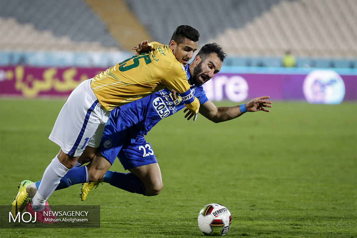 دیدار تیم های فوتبال استقلال تهران و صنعت نفت آبادان