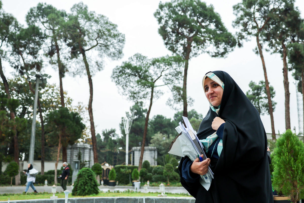 زهرا بهروزآذر