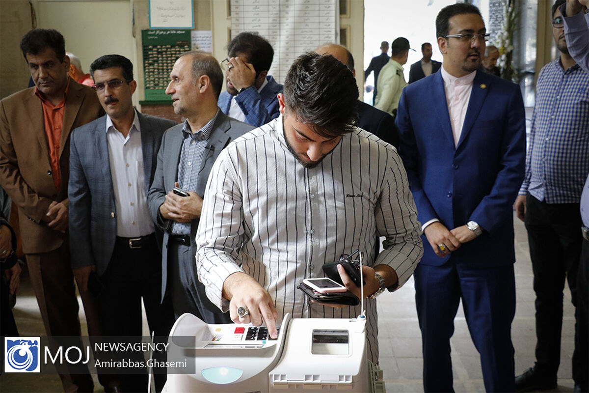 حضور شهردار تهران پای صندوق رای انتخابات شورایاری ها