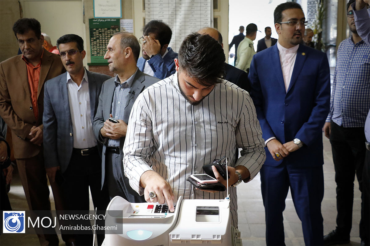 حضور شهردار تهران پای صندوق رای انتخابات شورایاری ها