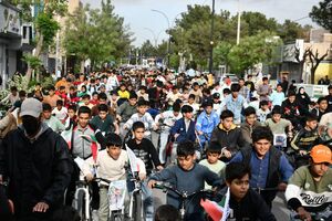 همایش دوچرخه‌سواری به یاد شهدای دانش‌آموز میناب در مه‌ولات برگزار شد