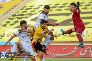 دیدار تیم های فوتبال سپاهان و نفت مسجد سلیمان