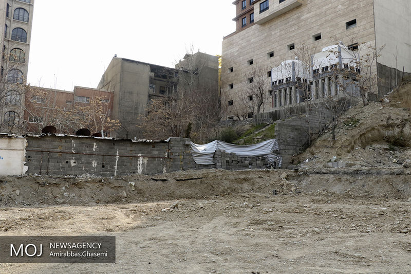 چاله های نیمه کاره در زمین متروکه بوستان پرستو / نخاله های ساختمانی به جای درخت