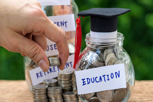 هزینه تحصیل؛ خانواده‌های ایرانی چقدر خرج می‌کنند و چه نتیجه‌ای می‌گیرند؟