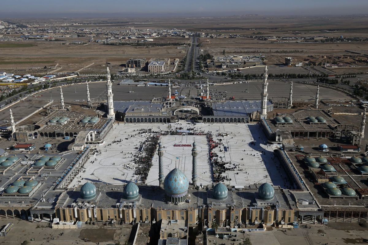  میدان انتظار جنب درب یک مسجد مقدس جمکران