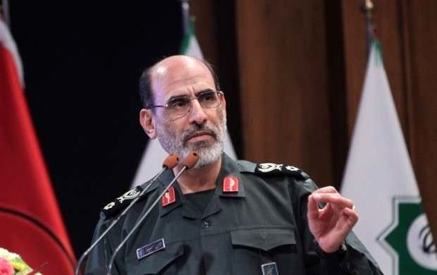 مسئولین زمینه خدمت و محرومیت زدایی را برای بسیجیان فراهم کنند