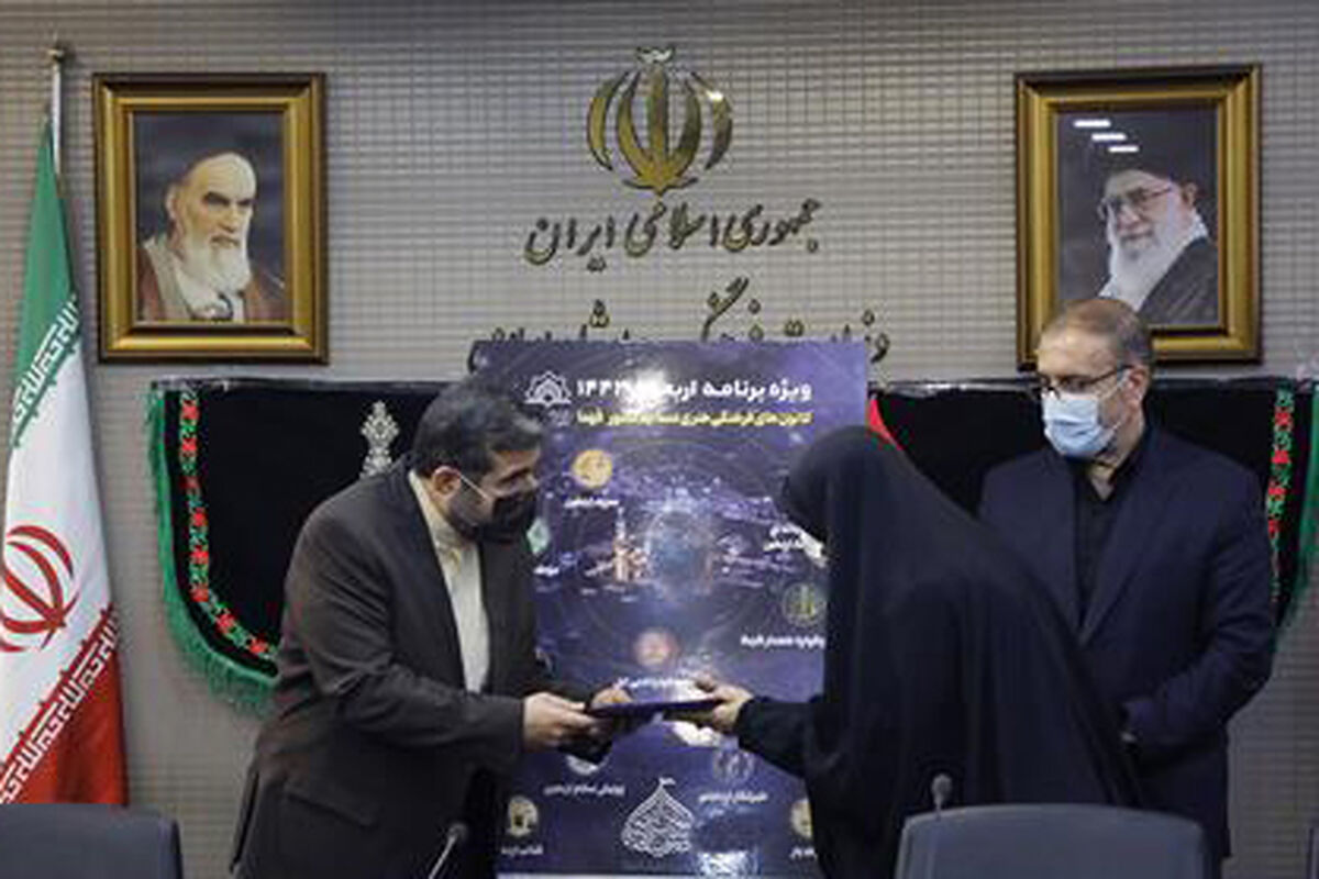 تجلیل وزیر ارشاد از خانواده شهدای مدافع حرم