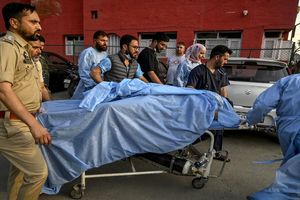 افراد مسلح امروز با تیراندازی به گروهی از گردشگران در کشمیر هند دست‌کم ۲۴ نفر را کشتند